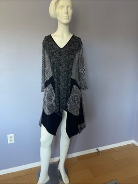 Black & Gray V-Neck Lace Pattern Asymmetric Tunic